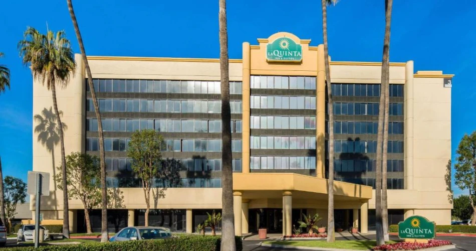 Top Family-Friendly Hotels Near Knott’s Berry Farm for a Fun & Comfortable Stay!
