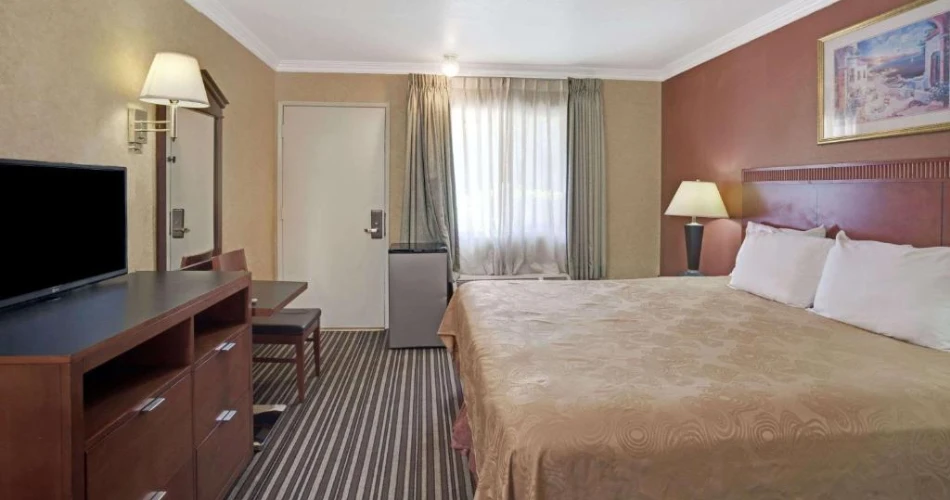 Top Family-Friendly Hotels Near Knott’s Berry Farm for a Fun & Comfortable Stay!
